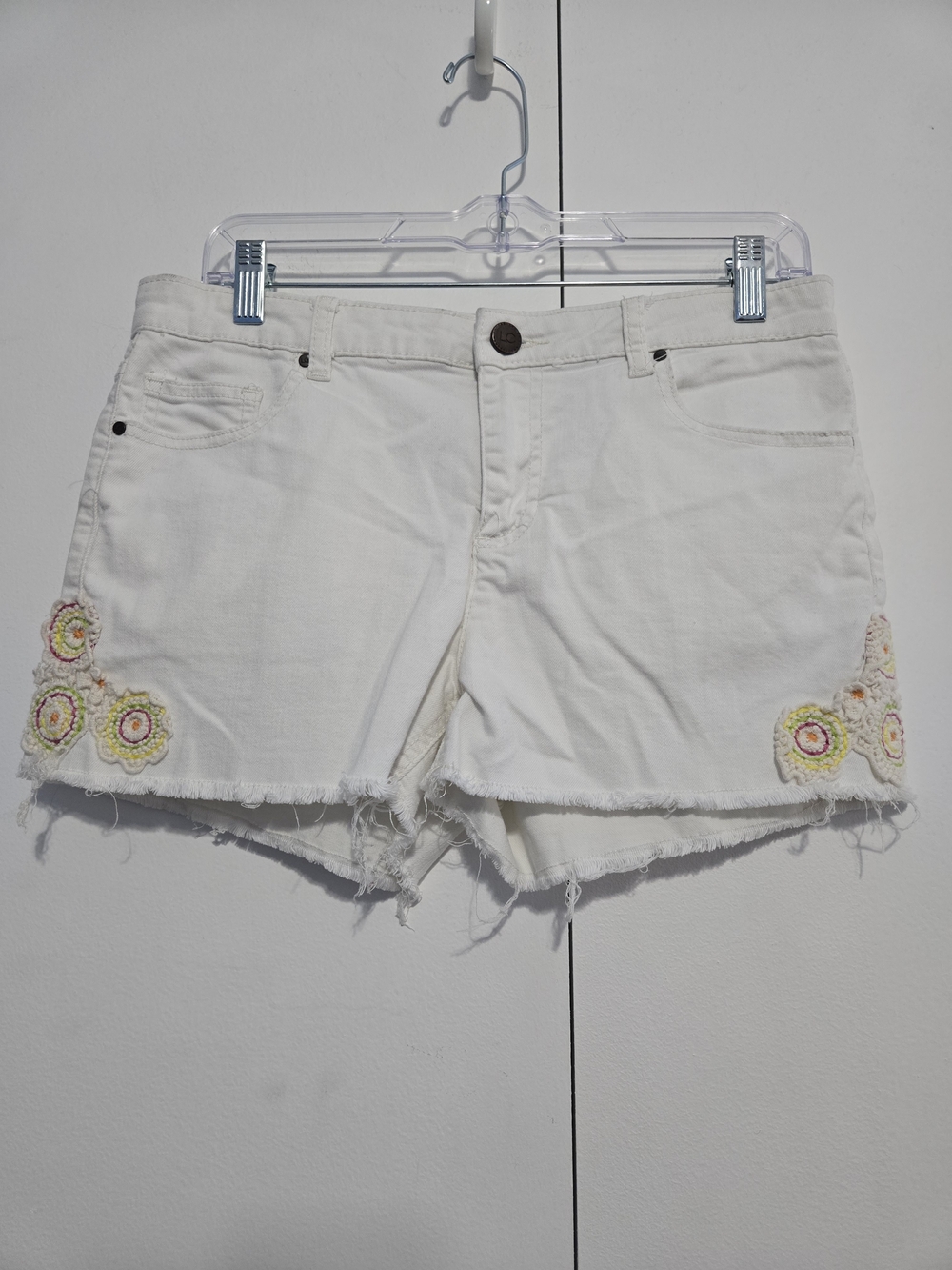 LC Lauren Conrad White Crochet Floral Frayed Denim Shorts Size 10